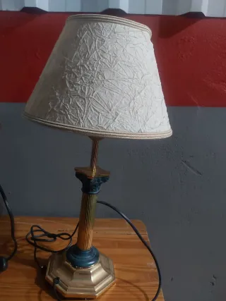 Lámpara de mesa beige y dorada