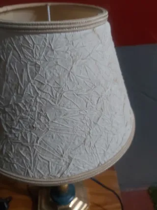 Lámpara de mesa beige y dorada