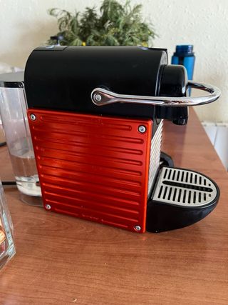 Cafetera Krups Nespresso Roja + capsules