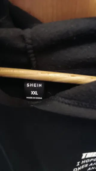 Sudadera negra con texto