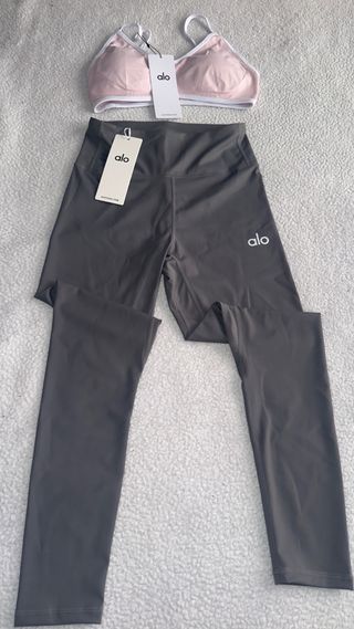 Conjunto deportivo Alo Yoga gris y rosa