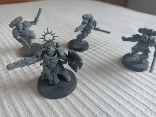 Miniaturas Warhammer 40000. Teniente primaris y 3