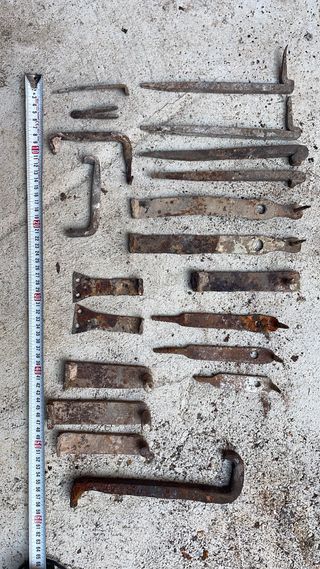 Ganchos y alcayatas masía siglo XVI