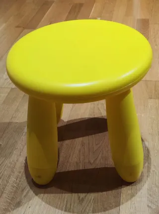 Taburete infantil Mamut Ikea amarillo