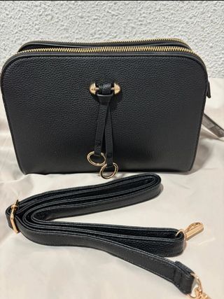 Bolso negro bandolera con cremallera