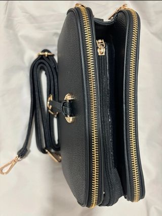 Bolso negro bandolera con cremallera