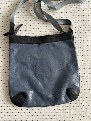Bolso bandolera Tous azul y negro colección Linday