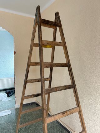 Escalera de madera plegable