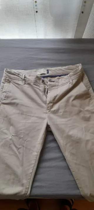 Pantalón chino beige