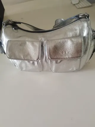 Bolso de hombro plateado
