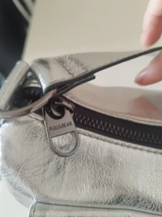 Bolso de hombro plateado