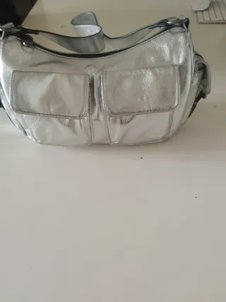 Bolso de hombro plateado