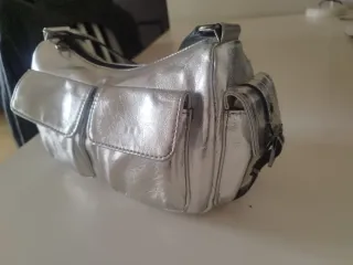 Bolso de hombro plateado