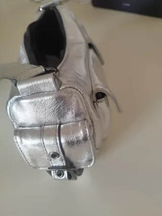 Bolso de hombro plateado