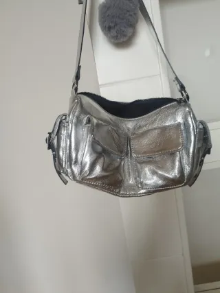 Bolso de hombro plateado