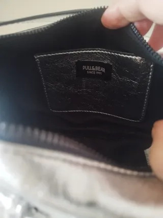 Bolso de hombro plateado