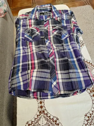 Pantalón corto azul y 3 camisas