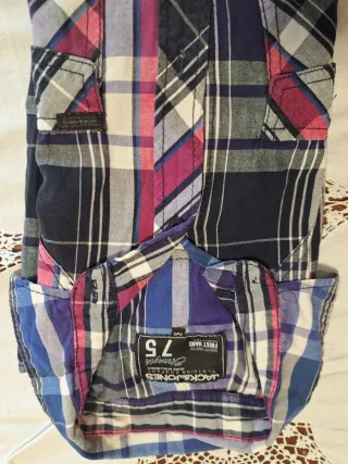 Pantalón corto azul y 3 camisas