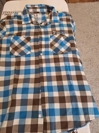 Pantalón corto azul y 3 camisas