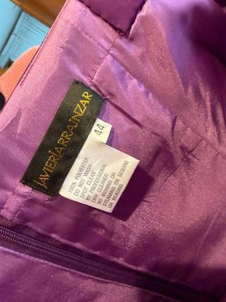 Vestido morado largo volantes y pedrería