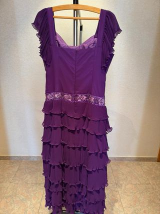 Vestido morado largo volantes y pedrería