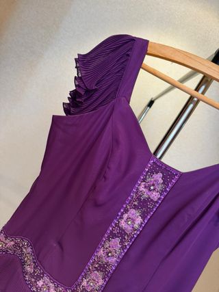 Vestido morado largo volantes y pedrería