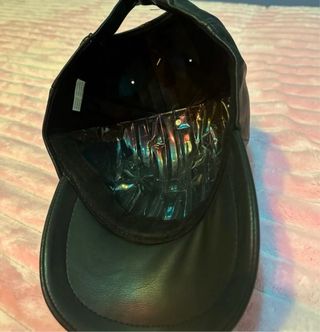 Gorra polipiel negra sin estrenar