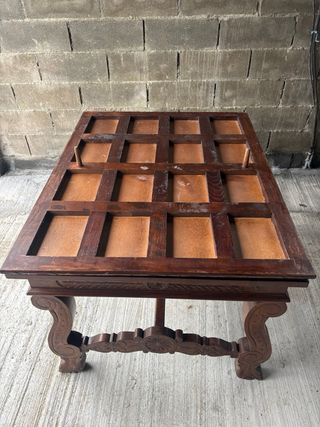 Mesa de madera tallada estilo castellano