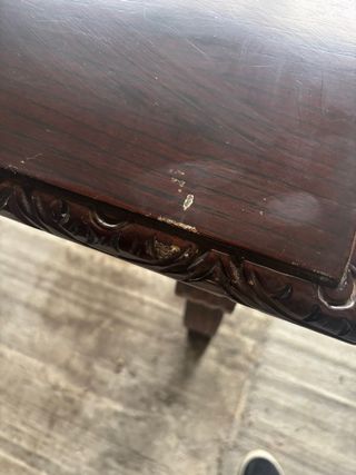 Mesa de madera tallada estilo castellano