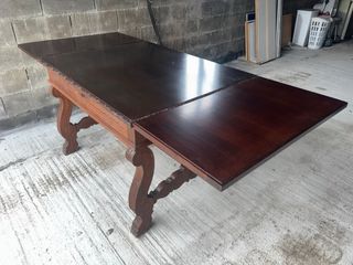 Mesa de madera tallada estilo castellano