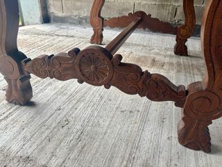 Mesa de madera tallada estilo castellano