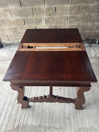 Mesa de madera tallada estilo castellano