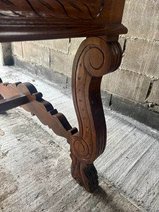 Mesa de madera tallada estilo castellano