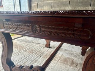 Mesa de madera tallada estilo castellano