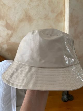Sombrero de charol blanco roto