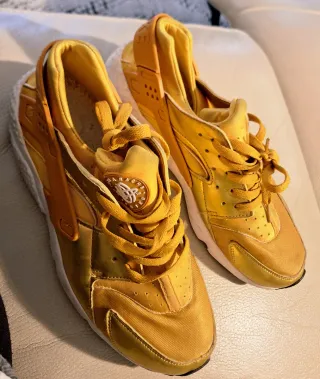 Nike Huarache Doradas Talla 44