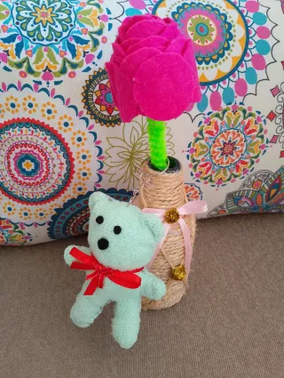 Lote artesanal: jarrón, rosa y llavero oso