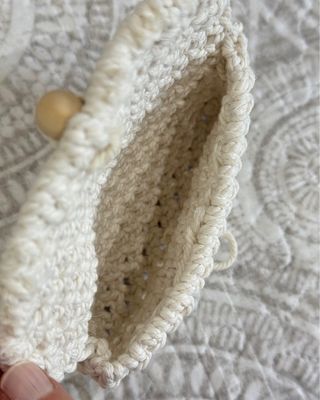 Cartera de macramé con botón de madera