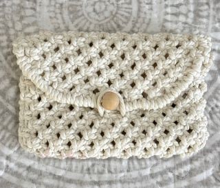 Cartera de macramé con botón de madera