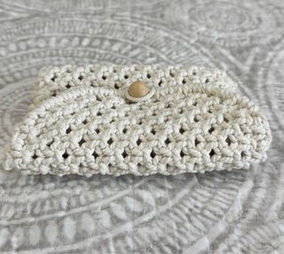 Cartera de macramé con botón de madera