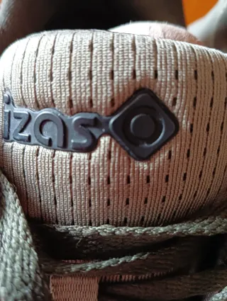 Zapatillas grises y verdes