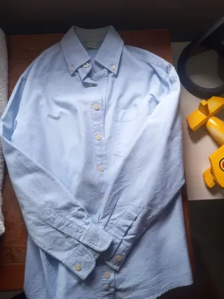 Camisa azul de niño