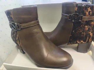 Botines Marrones con Detalle Dorado