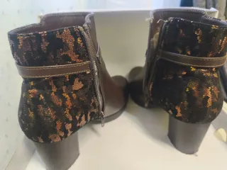 Botines Marrones con Detalle Dorado