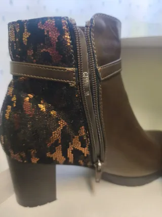 Botines Marrones con Detalle Dorado