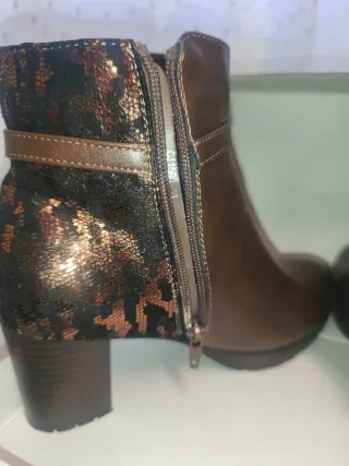 Botines Marrones con Detalle Dorado