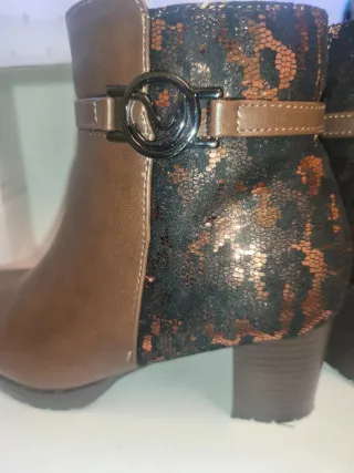 Botines Marrones con Detalle Dorado