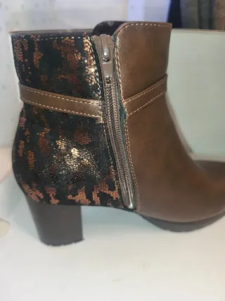 Botines Marrones con Detalle Dorado