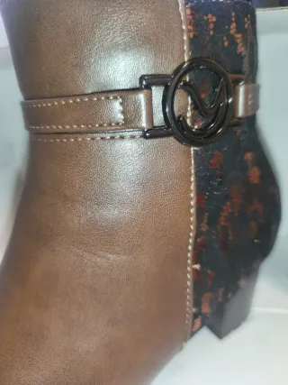 Botines Marrones con Detalle Dorado