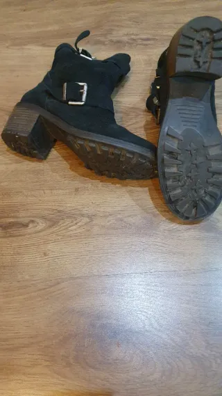 Botines ante negros con hebillas